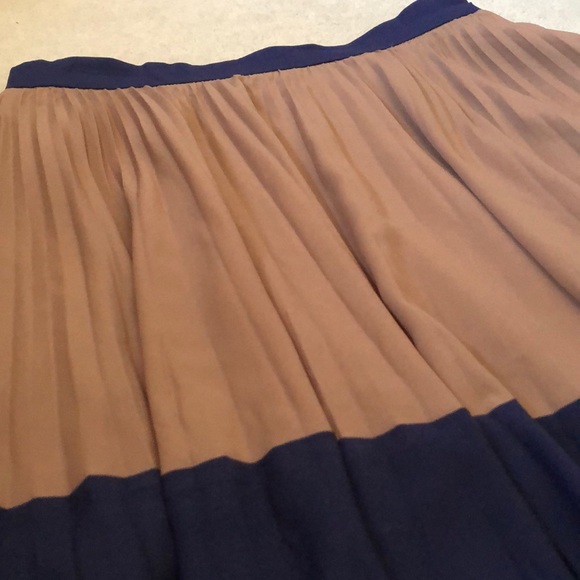 Pleated skirt! - Picture 2 of 2